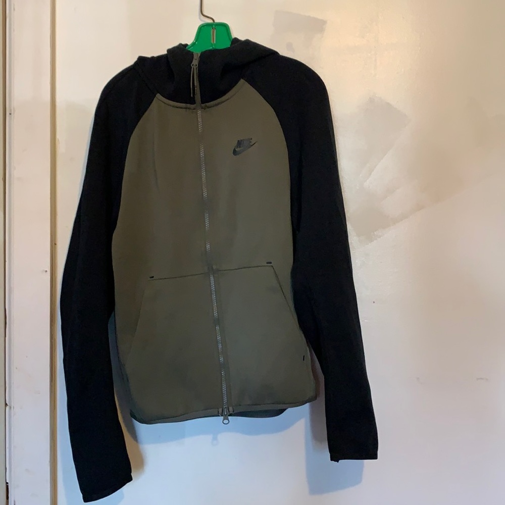 OLIVE/BLACK NIKE TECH SWEATER